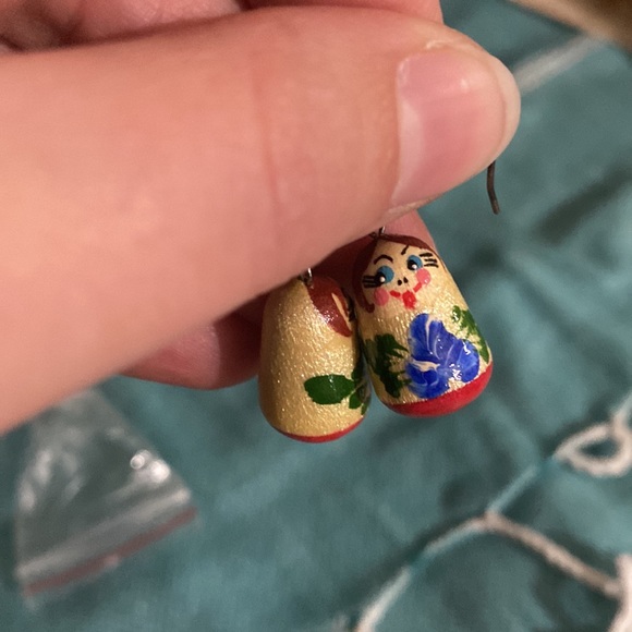 Matryoshka doll-like hanging earring - Picture 3 of 4